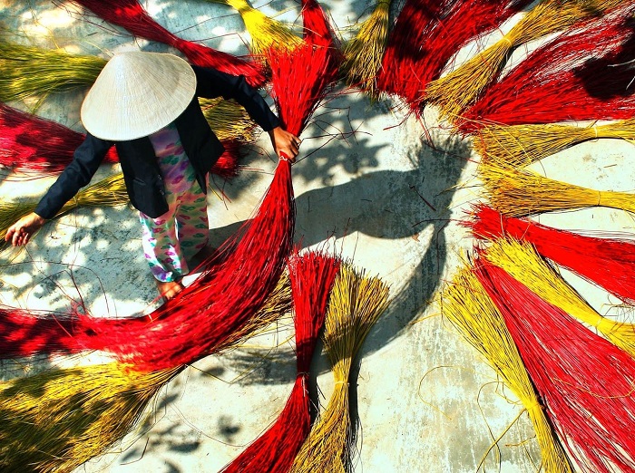 Chiếu phơi dưới nắng gắt để khô giòn và thơm.