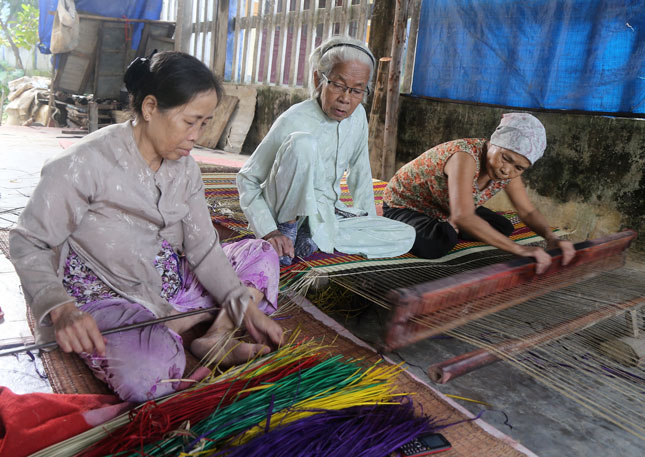 Chỉ còn những người già dệt chiếu. Ảnh: Ảnh: VĂN THÀNH LÊ.