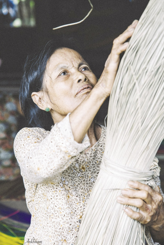 Những nghệ nhân còn lại của làng nghề. Ảnh: Báo Lao động.