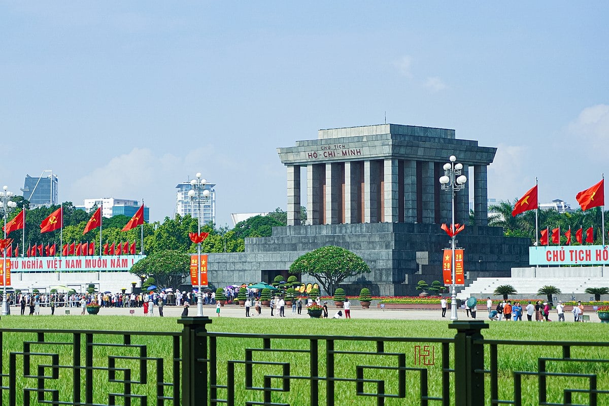 Lăng Chủ tịch Hồ Chí Minh thiêng liêng tại Quảng trường Ba Đình