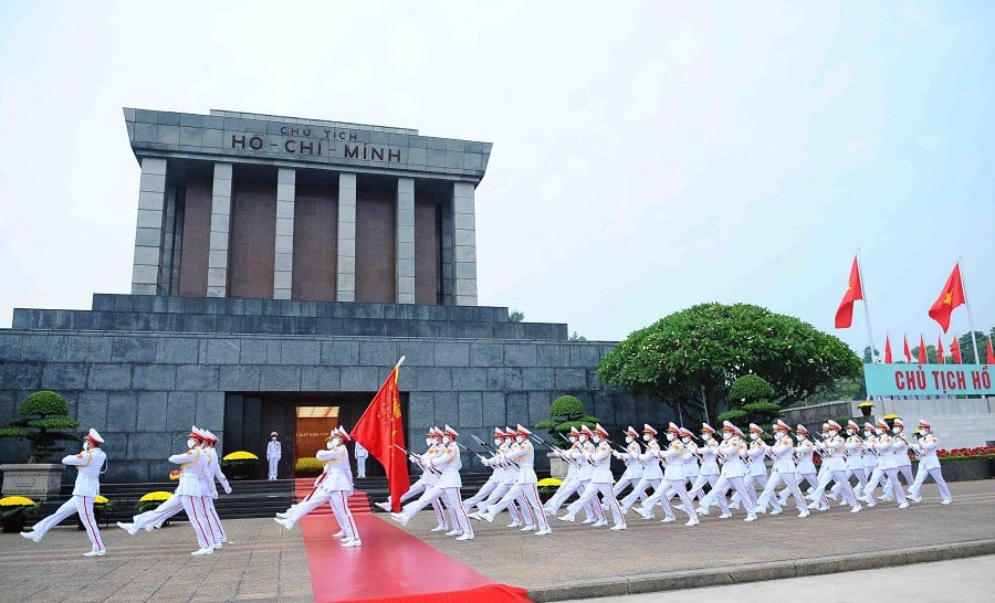 Lăng Chủ tịch Hồ Chí Minh giữa quảng trường Ba Đình
