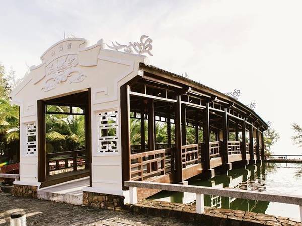 Khuôn viên xanh mát tại Lăng Cô Beach Resort