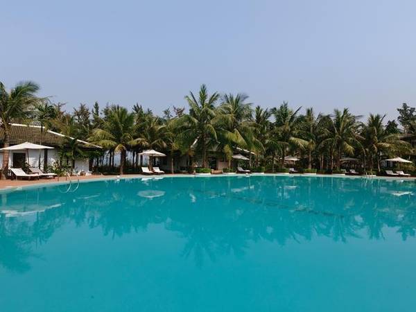 Hồ bơi vô cực rộng lớn tại Lăng Cô Beach Resort