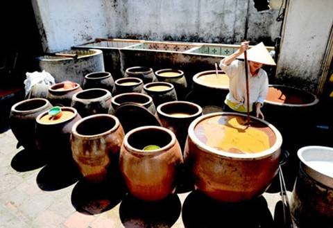 Làm tương ở làng Cự Đà.