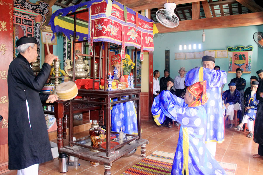 Nghi thức cúng rước sắc. Ảnh: Báo Công an nhân dân.
