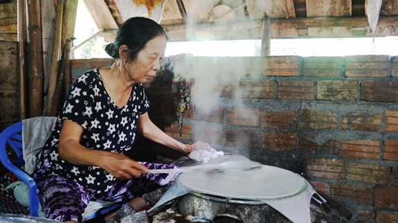 Tráng bánh. Ảnh: Báo Quân đội nhân dân.