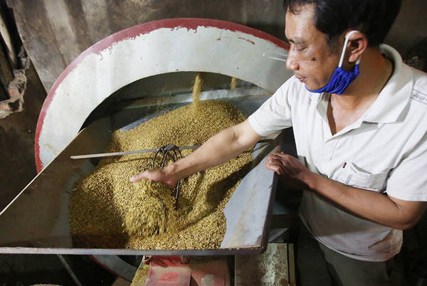 Rang lúa tại làng cốm Mễ Trì