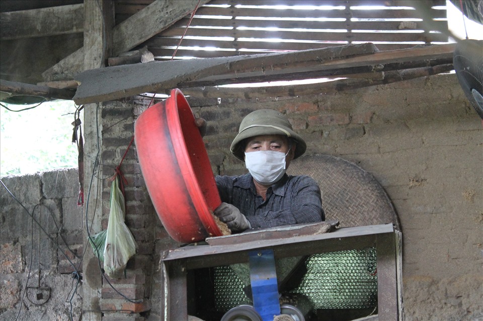 Sàng để loại bỏ trấu. Ảnh: Báo Lao động.