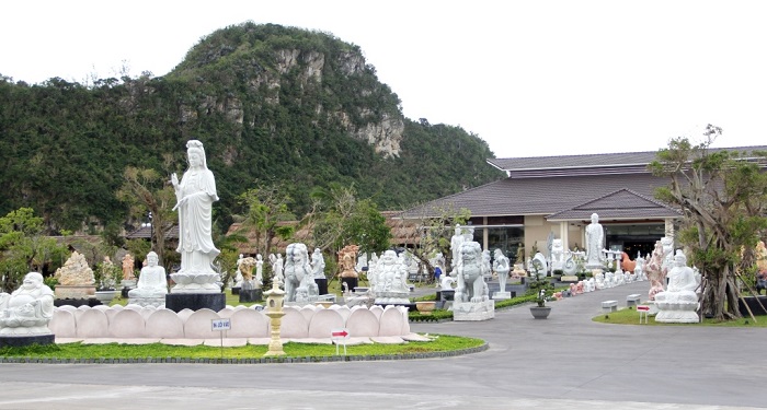 Nhiều cơ sở điêu khắc đá trong làng đá mỹ nghệ. Ảnh: VinWonders.