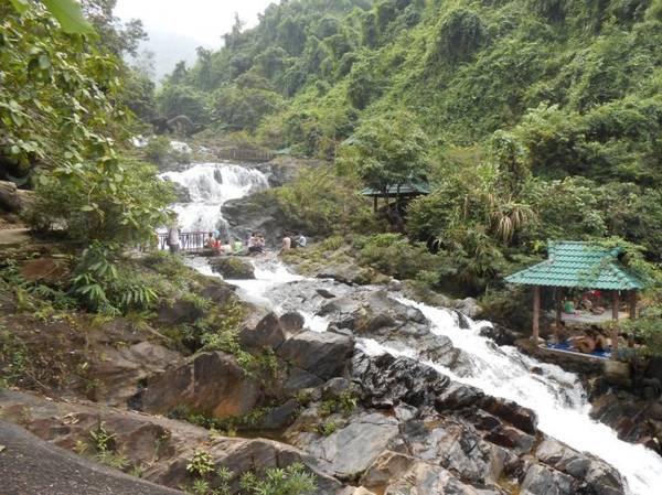 Cảnh đẹp Ngầm Đôi thu hút du khách qua cung đường 14G ghé thưởng ngoạn