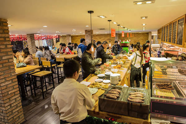 Lò nướng giữ nóng bắp và khoai lang tại buffet ngọt Đà Lạt