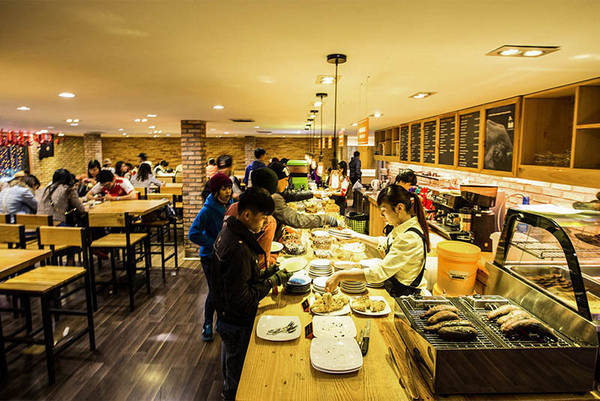 Đa dạng món trong buffet ngọt Đà Lạt: kem gelato, mứt đặc sản và trà thảo mộc