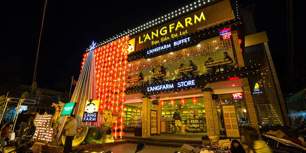 Buffet ngọt Đà Lạt tại L’angfarm với ánh đèn lung linh từ đường Nguyễn Thị Minh Khai