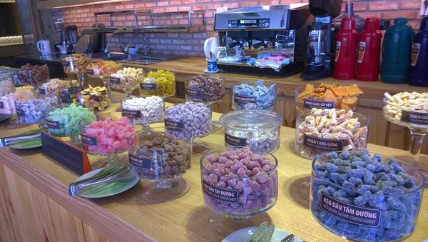 Bàn mứt dâu tây, dâu tằm tại buffet ngọt Đà Lạt
