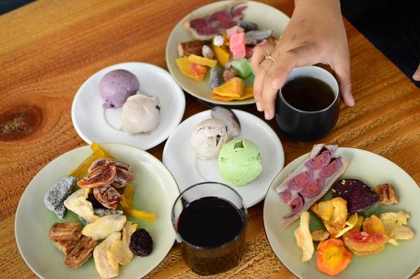 View ngắm Đà Lạt về đêm khi thưởng thức buffet ngọt