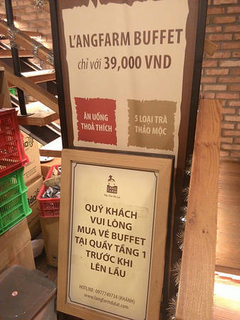 Bạn có thể mua vé để tham gia vào khu buffet ngọt ở bàn thu ngân ngay trước cửa với giá chỉ 39.000 VND/người. Ảnh: hieu712