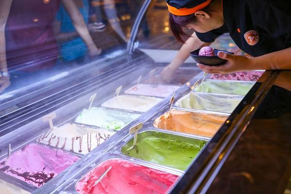 Nhưng có lẽ khu vực hấp dẫn và cuốn hút trẻ em nhất ở đây đó là “thế giới kem” với đủ loại hương vị dâu tây, kiwi, dâu tằm, sầu riêng, socola, vani,…