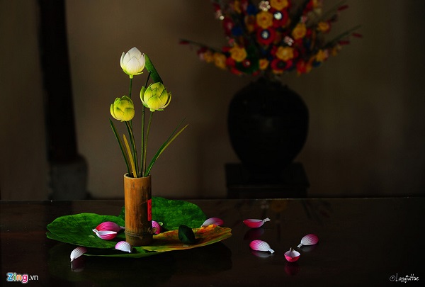 Ngoài để thờ cúng thì hoa sen giấy còn được làm thành bình hoa đất, có lắp thêm đèn điện để trang trí phòng khách hay làm điểm nhấn cho nội thất căn phòng. Hàng năm, hoa giấy Thanh Tiên được đem đi trưng bày ở các lễ hội như Festival Huế, Festival nghề truyền thống Huế, Lễ hội sóng nước Tam Giang...