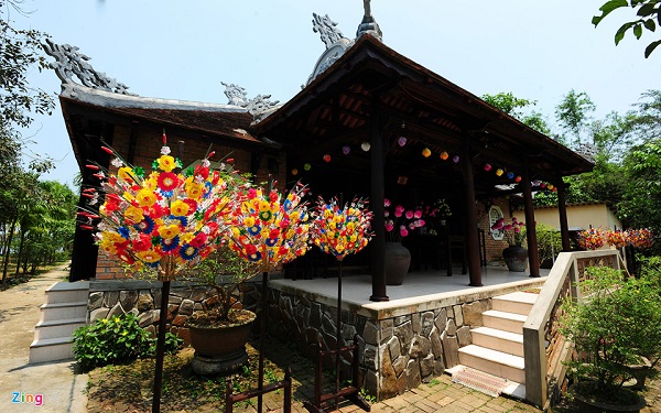Nhằm kịp thời cung ứng cho nhu cầu của mọi nhà vào dịp Tết, vào thời điểm này những người ưa thích hoa giấy đã có thể tìm tới làng này để đặt mua. Giá bán hoa giấy Thanh Tiên loại để trên bàn thờ cúng Táo quân 15.000 đồng/cặp, còn hoa sen giấy đắt hơn, giá dao động từ 20.000-30.000 đồng/bông.