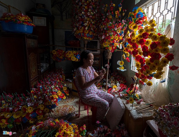 Bà Nguyễn Thị Thanh Tâm là một trong nhiều nghệ nhân làm nghề này đã lâu năm. Thời điểm này bà cùng mọi người tất bật làm lụng phục vụ các đơn đặt hàng của khách.