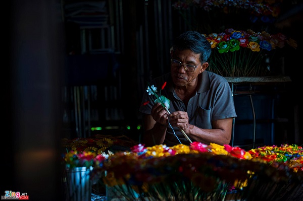Mỗi lần sắp Tết lòng ông như ấm lại. Năm nào gia đình nghệ nhân này cũng sum họp trong nếp nhà đơn sơ với những bông hoa giấy đầy màu sắc.