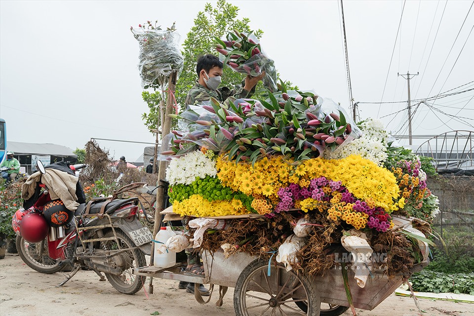 Nhộn nhịp buôn bán hoa. Ảnh: Báo Lao động.
