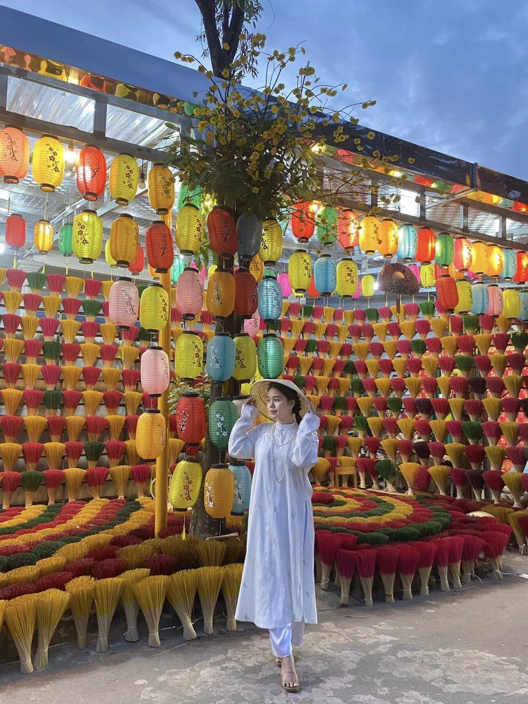 Nghệ nhân đang chế biến hương tại làng hương Thủy Xuân