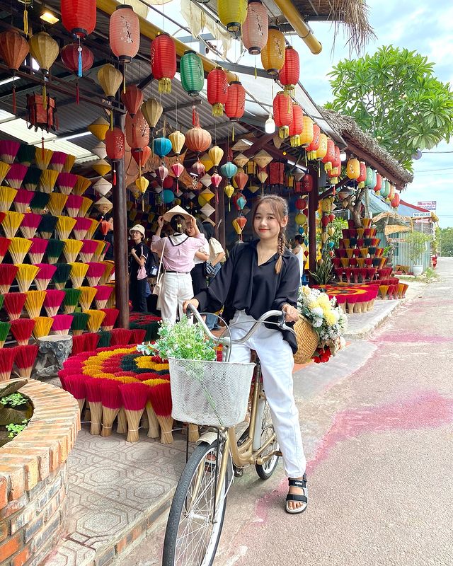 Các sản phẩm hương trầm được bán tại làng hương Thủy Xuân