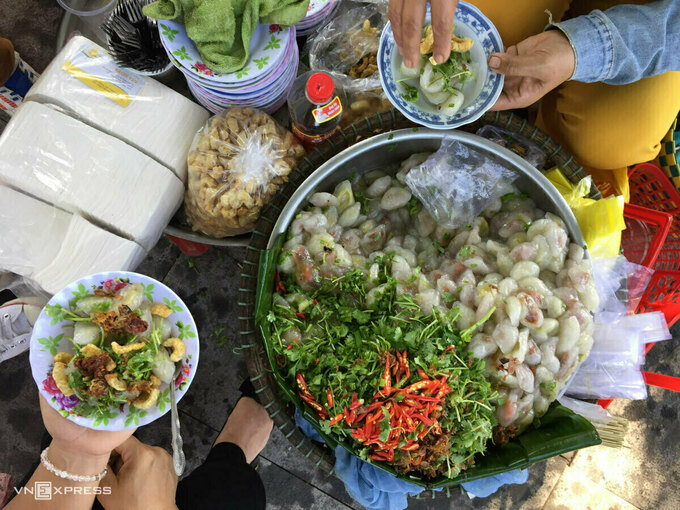 Thưởng thức đặc sản bánh nậm bánh lọc Huế