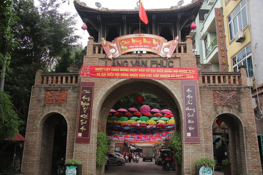 Cổng làng lụa Vạn Phúc - làng nghề truyền thống Hà Nội