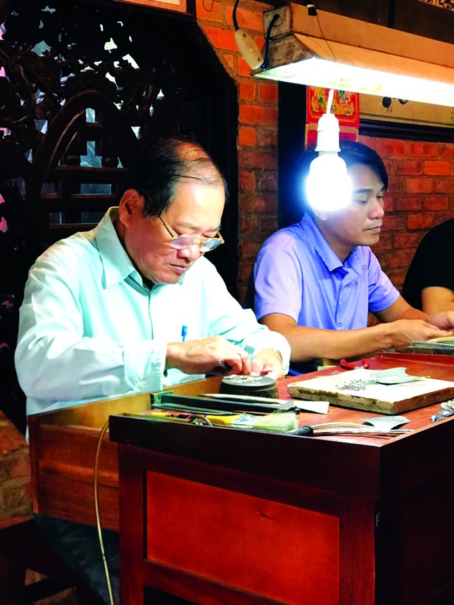 Nghệ nhân chạm khắc tại làng nghề kim hoàn Kế Môn