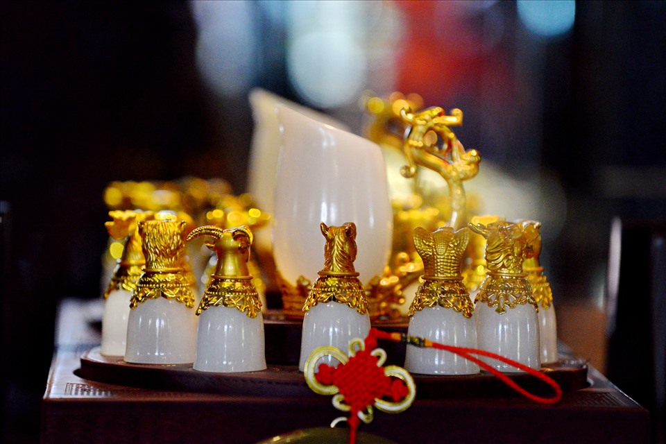 Chén ngọc khảm vàng. Ảnh: Báo Lao động.