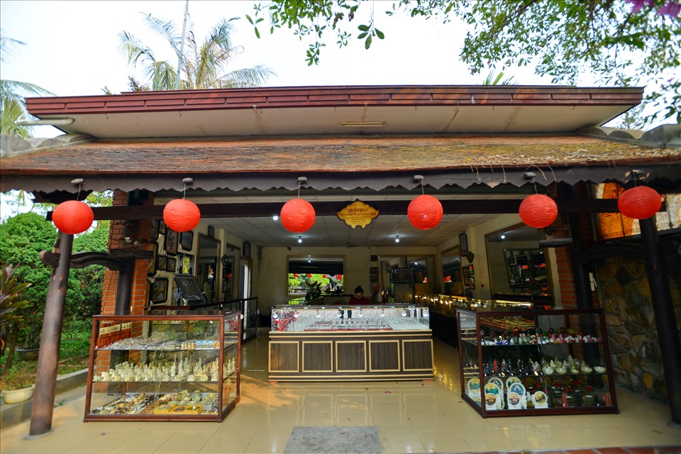Không gian trưng bày của Tịnh Tâm kim cổ Huế. Ảnh: Báo Lao động.