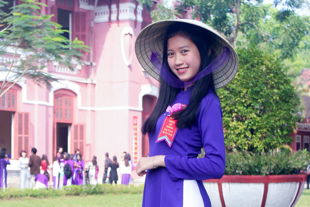 Chiếc nón lá bài thơ tinh xảo soi bóng dưới nắng