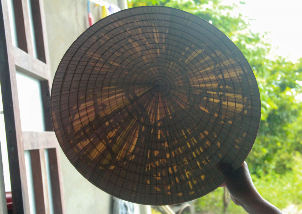 Họa tiết bài thơ ẩn hiện độc đáo trên nón lá