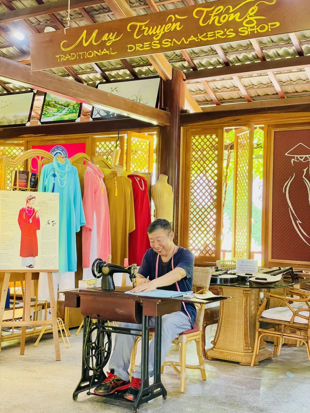 Du khách quốc tế trải nghiệm nghề may truyền thống