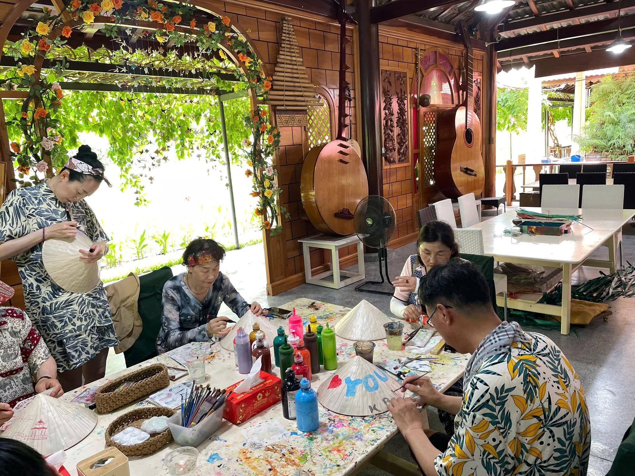 Du khách tự tay trải nghiệm làm đồ thủ công mỹ nghệ