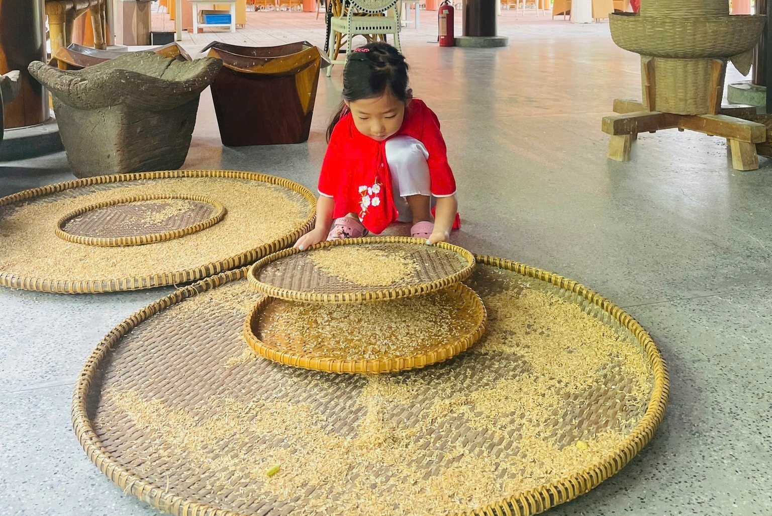 Trẻ em trải nghiệm sàng gạo truyền thống