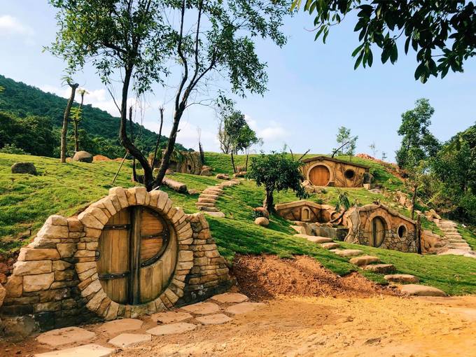 Kiến trúc nhà Hobbit xây nửa nổi nửa chìm trong lòng đất tại khu du lịch Bạch Mã Village