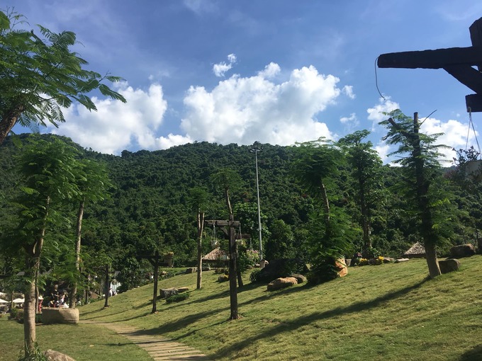 Lối vào khu dã ngoại sinh thái Bạch Mã Village giữa đại ngàn