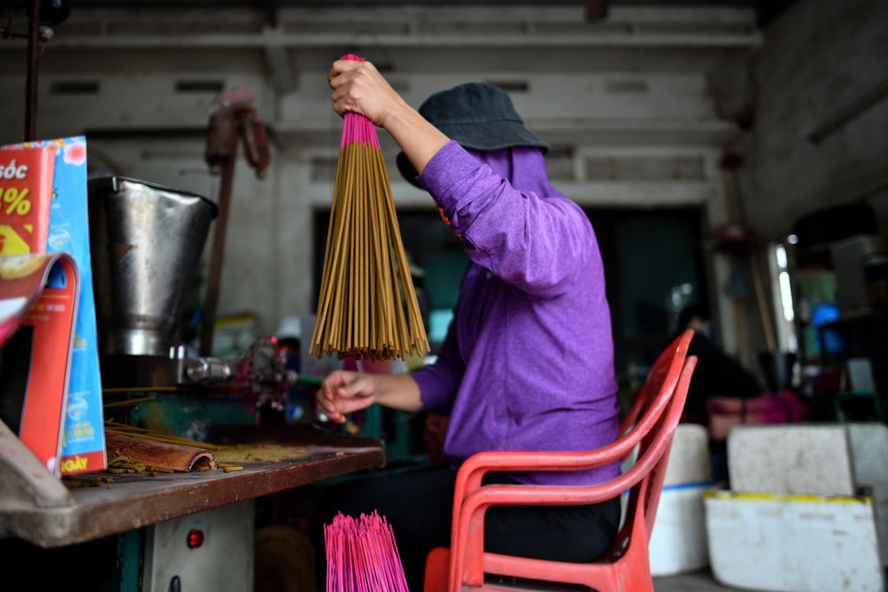Máy phóng nhang giúp sản phẩm tại làng nhang Quảng Phú Cầu luôn tròn đều đẹp mắt