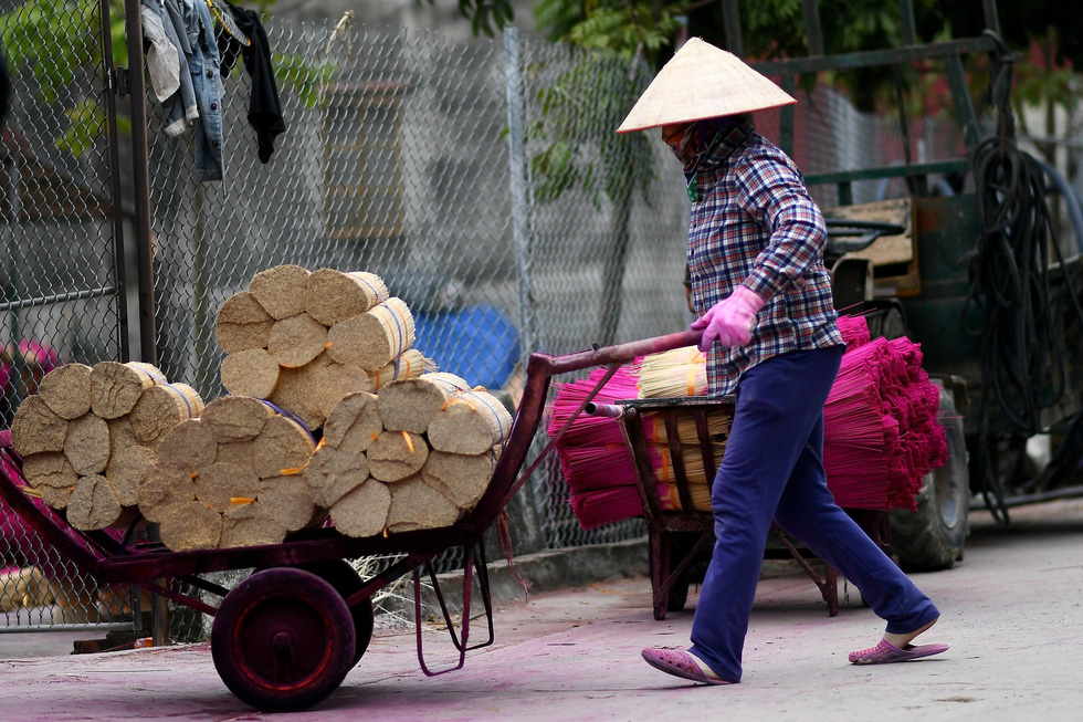Công đoạn vớt chân nhang tại làng nhang Quảng Phú Cầu