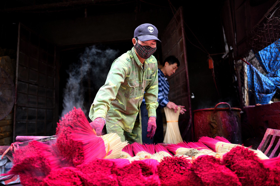 Tiếp đó là nhuộm màu cho chân nhang - Ảnh: AFP