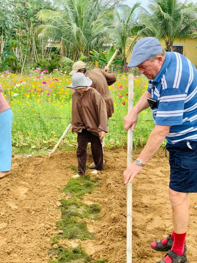 Trải nghiệm làm nông dân ở làng rau Trà Quế