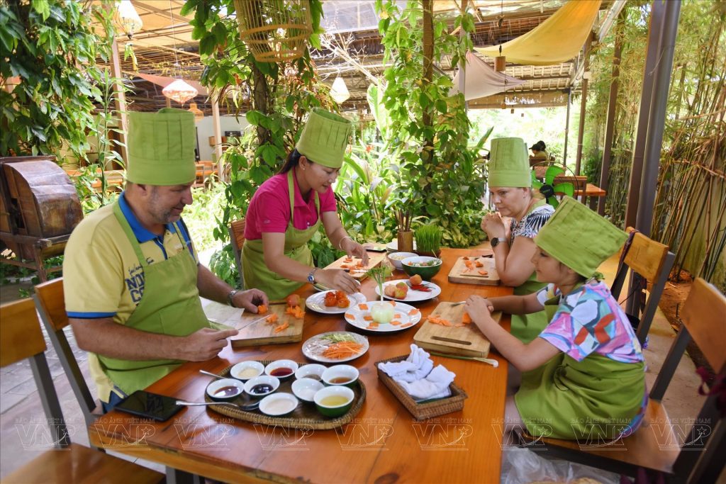 Học nấu ăn cùng người dân làng rau Trà Quế