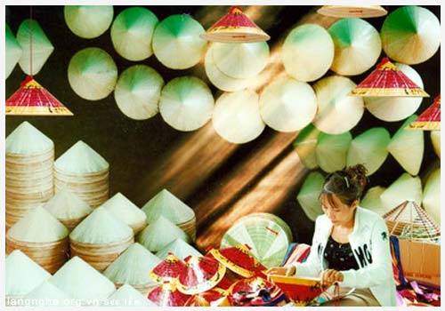 Khám phá làng Tây Hồ nơi xuất xứ chiếc nón bài thơ Huế cổ truyền
