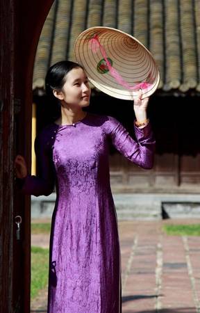 Thiếu nữ Huế duyên dáng che nghiêng chiếc nón bài thơ bên tà áo dài