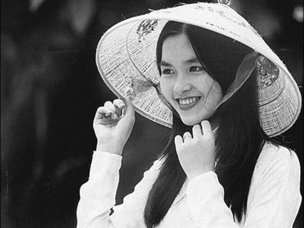 Người con gái Huế dịu dàng e ấp bên chiếc nón lá truyền thống