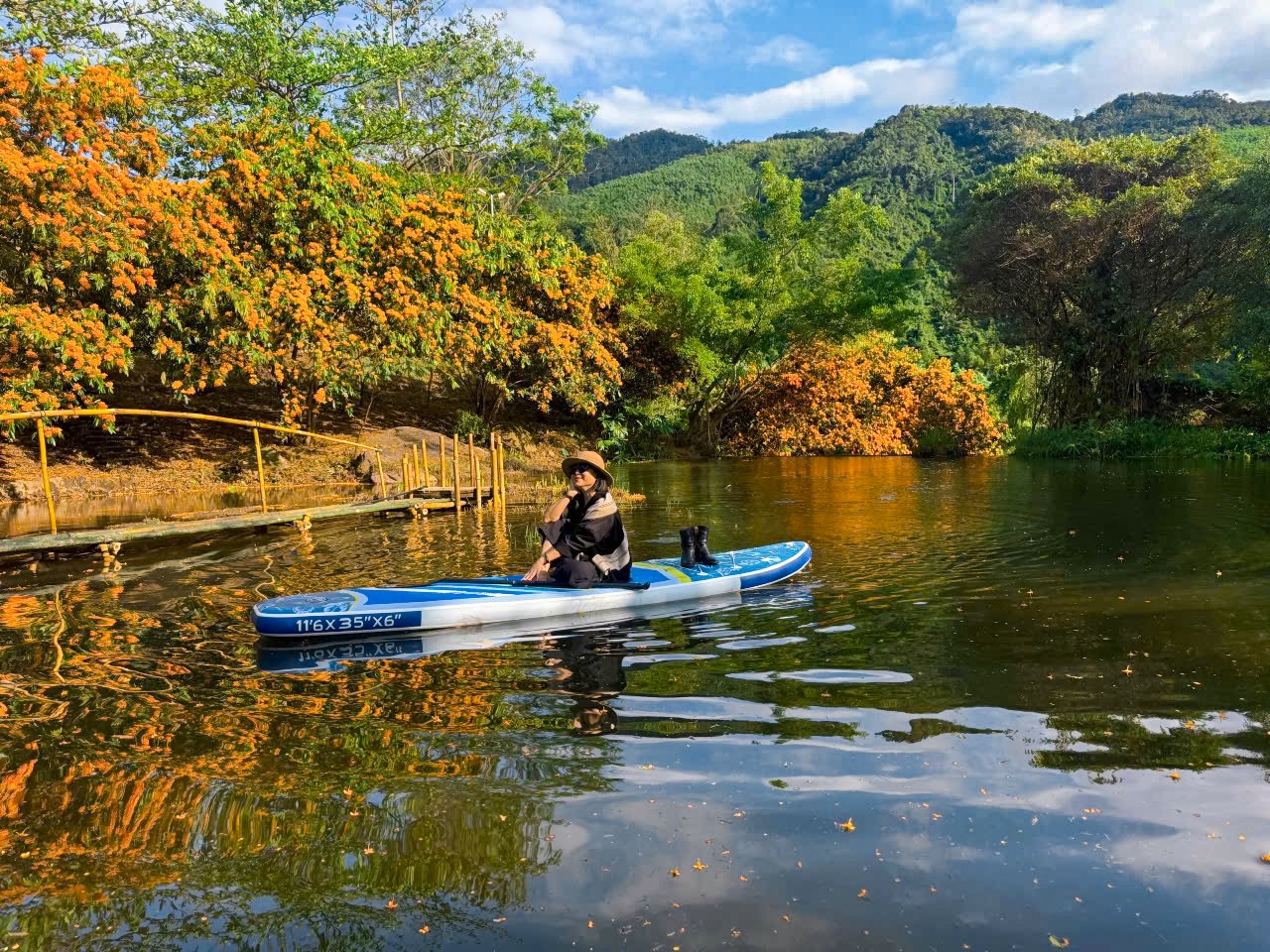 Chèo SUP trên dòng suối tự nhiên