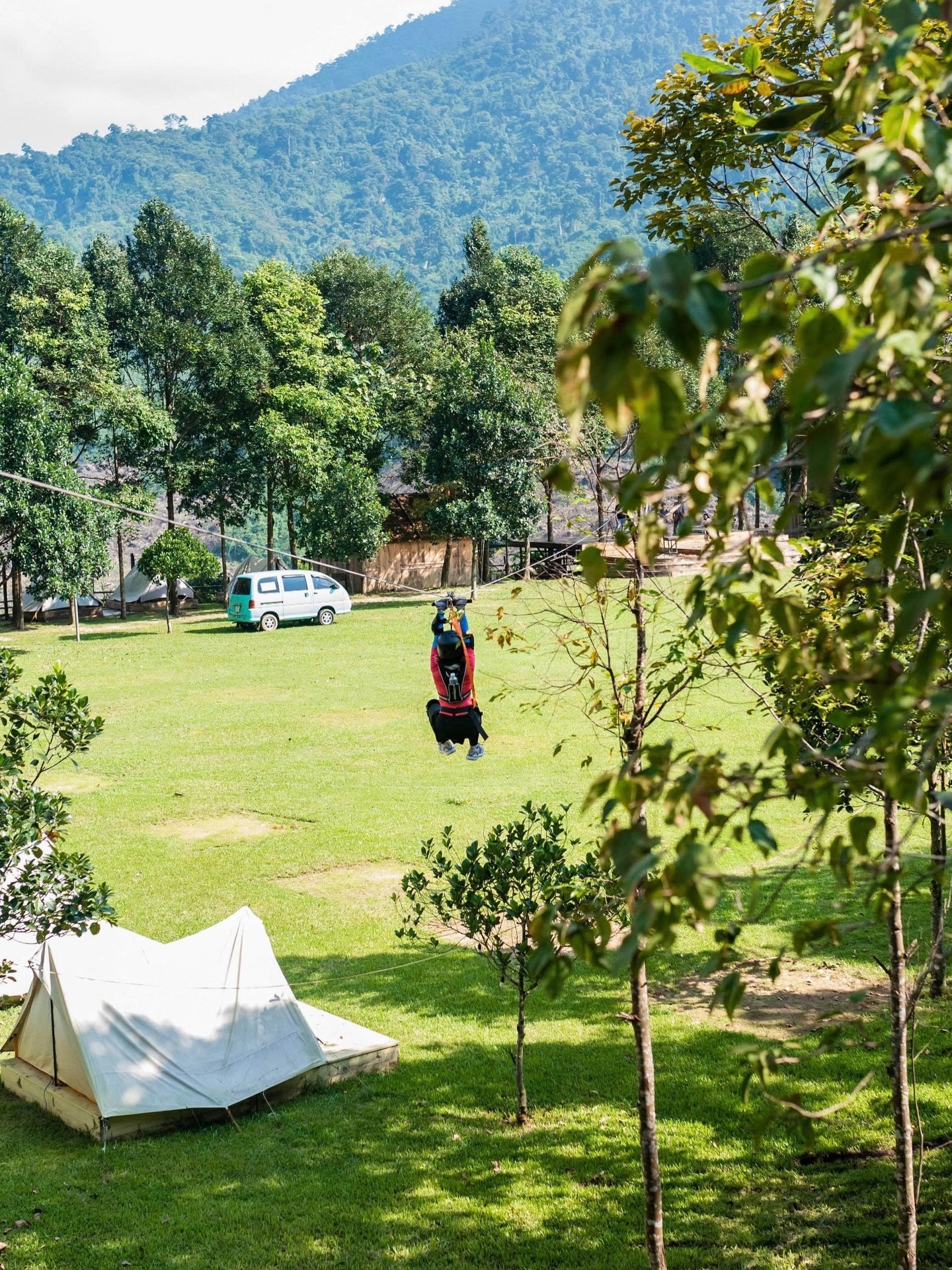 Trò chơi trượt zipline mạo hiểm đầy kịch tính
